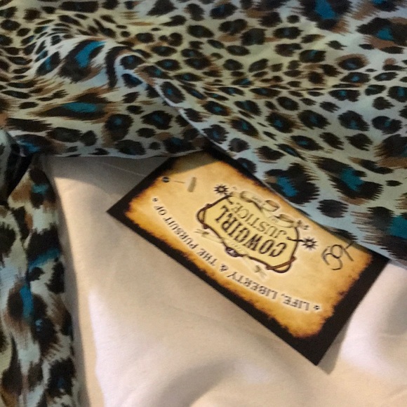 Off shoulder blouse still has tags - Picture 4 of 4